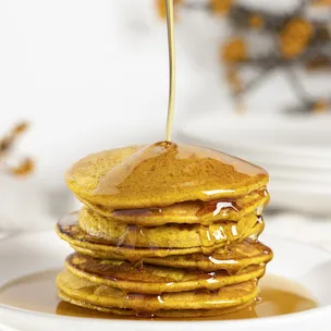 Bananen Pancakes mit goldener Milch / vegan
