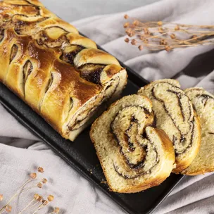 Brioche mit Pflaumenfüllung