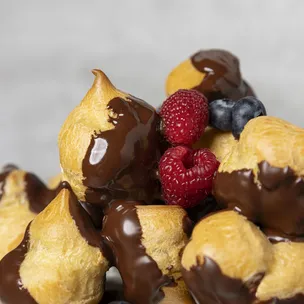Profiteroles mit Früchten und Schokolade