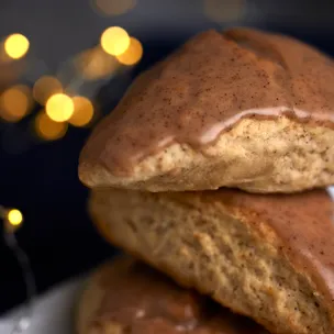 Christmas Scones mit Zimt-Glasur