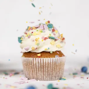 Konfetti Cupcakes / Zitronenmuffins mit bunten Streuseln