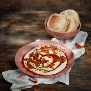 Atom Meze / Joghurtdip mit Paprika-Chili-Butter