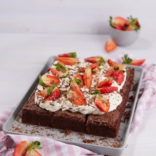 Schoko Blechkuchen mit Erdbeeren