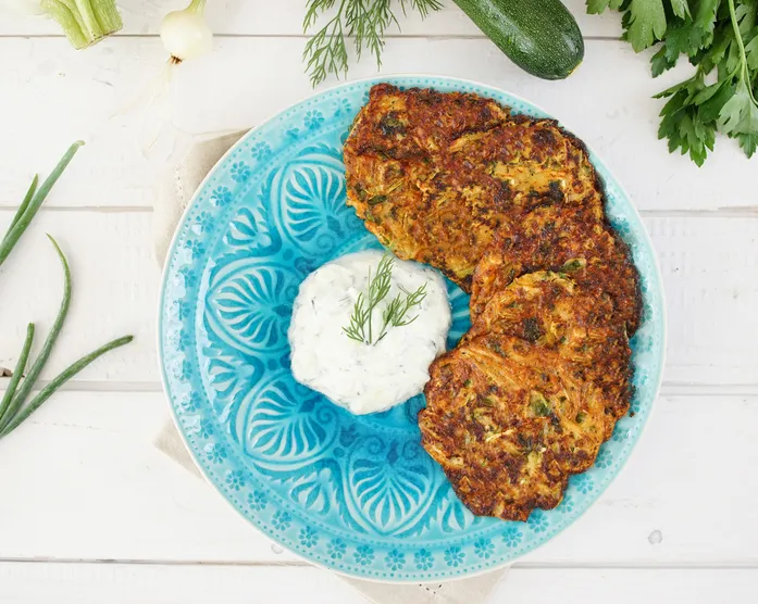 Zucchinipuffer mit Zitronen-Joghurtdip / Mücver