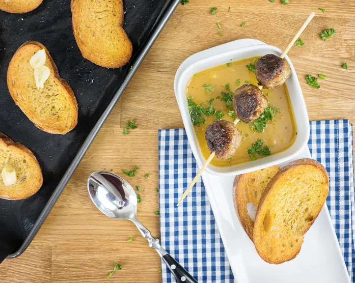 Möhren-Kartoffel-Suppe mit Fleischbällchen und Knusperbrot