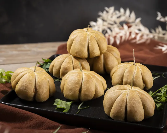 Kürbisbrötchen mit Köfte-Füllung / gefüllte Brötchen