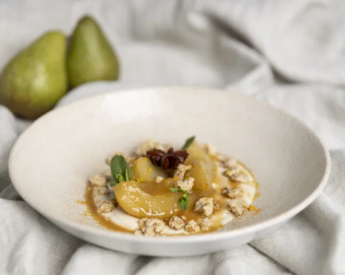 Gewürzbirne mit Ricotta-Joghurt-Creme und gebrannten Walnüssen