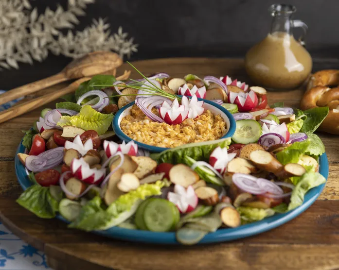 Brezelsalat mit Obazda / Brezn Salat / Oktoberfest Snack