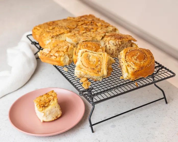 Bienenstich Schnecken / Hefeschnecken mit Mandelkruste