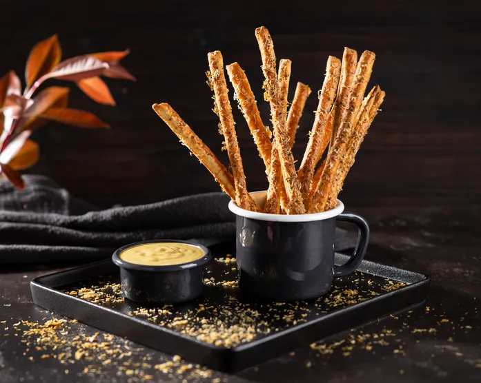 Knusprige Käsestangen mit Curry-Dip