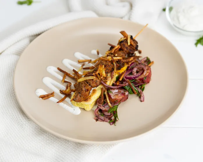 Lammspieße mit Pita-Brot und Zwiebelsalat / Grill den Henssler