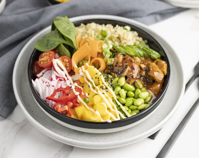 Poke Bowl / Quinoa Bowl mit Teriyaki-Hähnchen