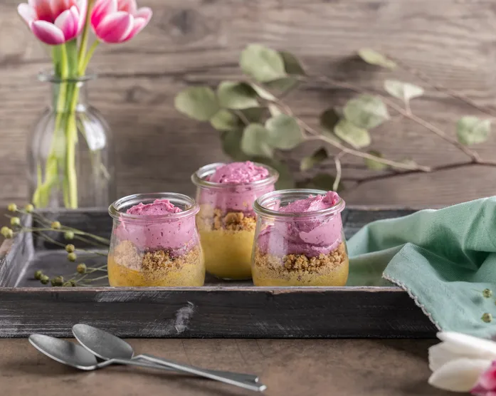 Käsekuchen aus dem Glas mit selbstgemachtem Fruchteis