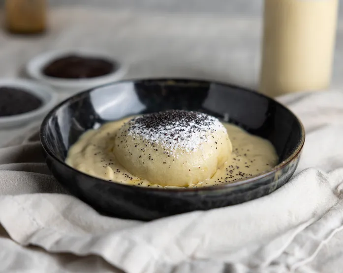Germknödel / mit Pflaumenfüllung, Vanillesoße und Mohn
