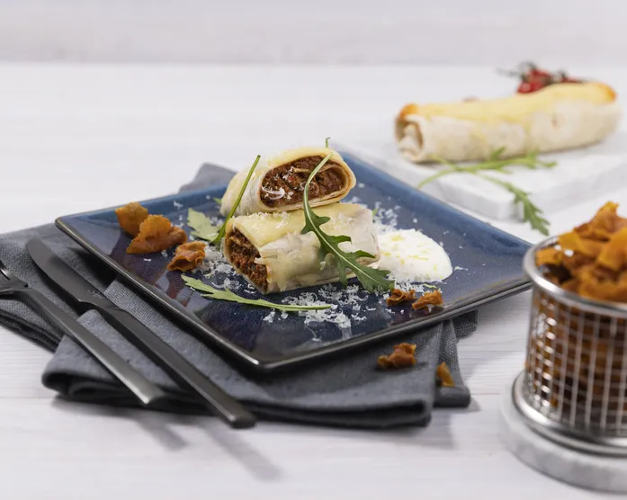 Tortillas mit Süßkartoffel Chips und Weißschimmelkäsedip