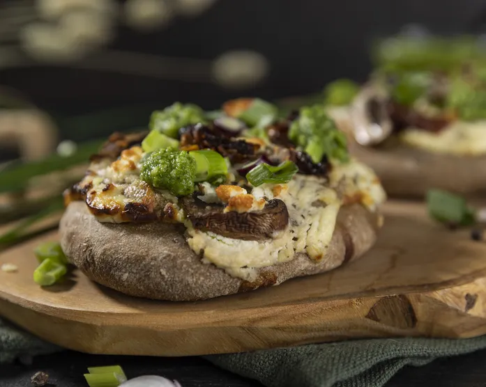 Mittelalterliche Rahmfladen / herzhaft belegt mit selbstgemachtem Pesto
