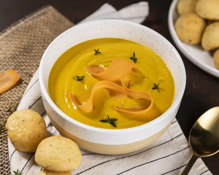 Karottensuppe mit Käsebällchen