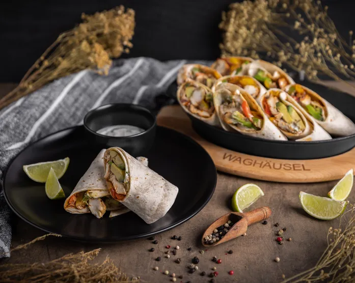 Überbackene Fajita / Hähnchen-Gemüsepfanne in Wraps mit Käse überbacken