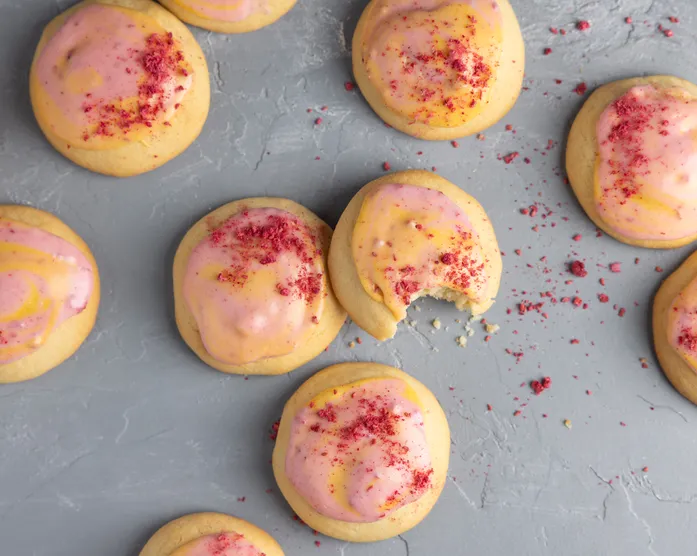 Crumbl Cookies – mit Himbeerglasur