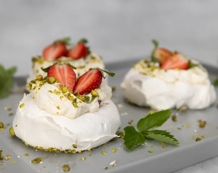 Erdbeer Pistazie Baiser Törtchen / Mini Pavlova