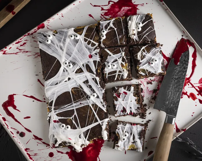 Halloween Brownies / mit Cheesecake Füllung, essbarem Blut und Spinnweben