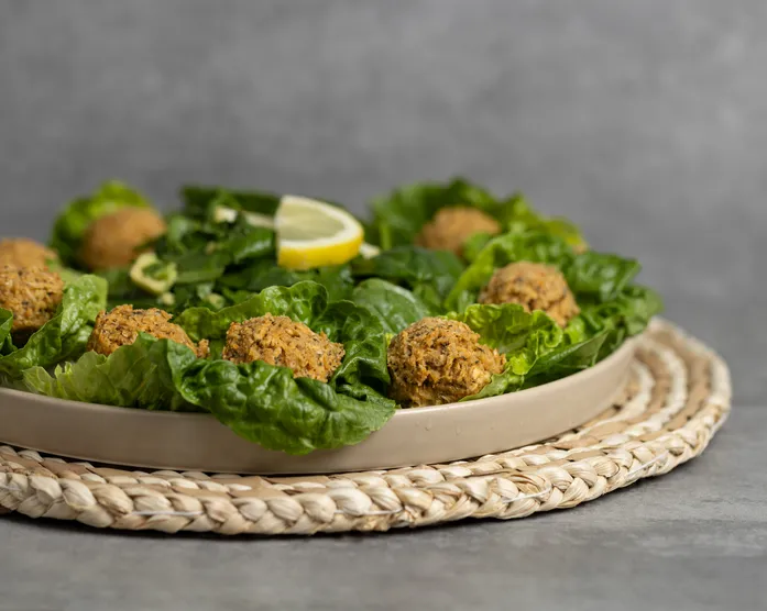 Linsen-Haferflocken-Köfte / Linsenbällchen mit Spinatsalat