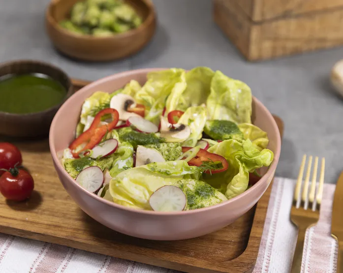 Pesto-Huhn auf Salat mit Joghurtdressing