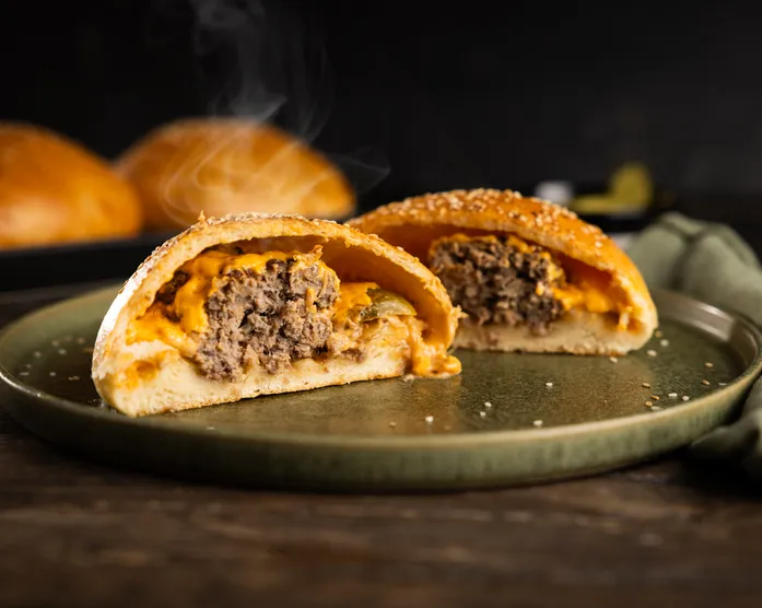 XXL Poğaça Cheeseburger / gefüllter Burger mit karamellisierten Zwiebeln