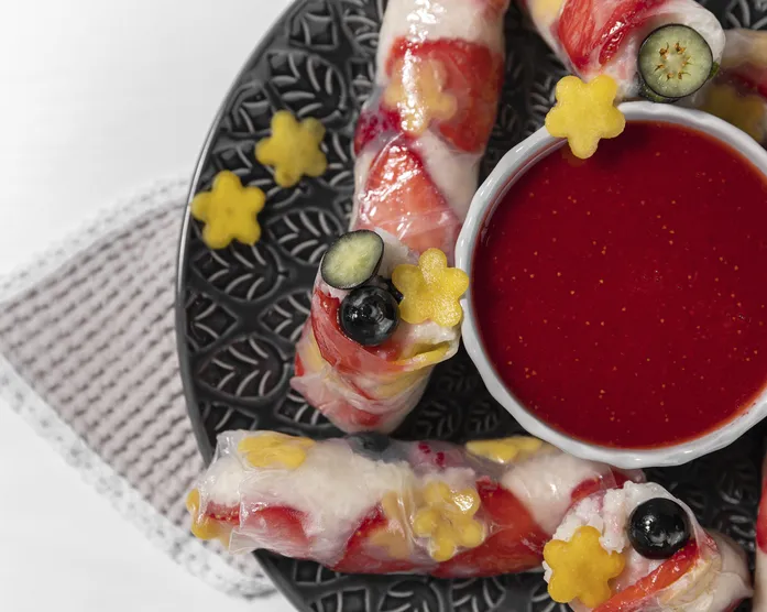 Süße Sommerrollen / Dessert Snack mit Milchreis und Erdbeersoße / vegane Fruchtrollen