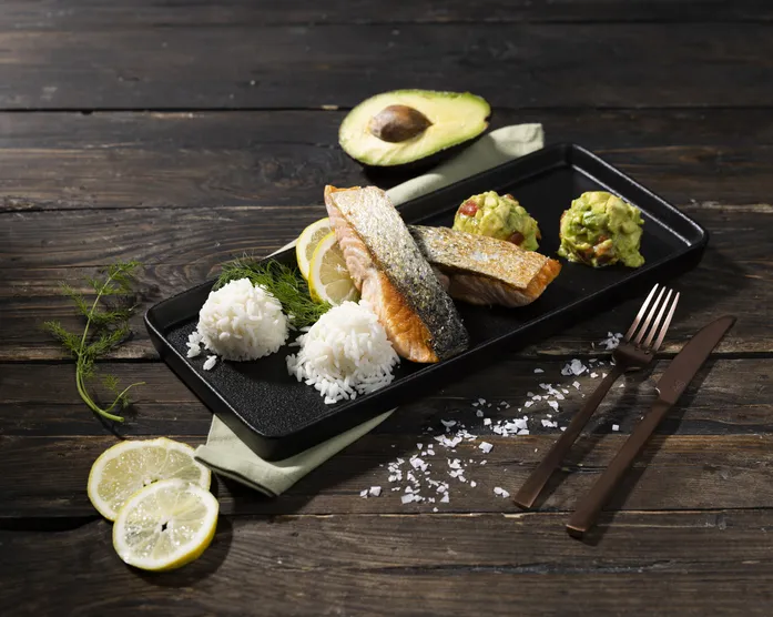 15 Minuten Rezept: Lachs mit Avocadosalsa und Naturreis