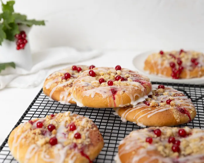 Johannisbeer-Hefetaler mit Butterstreuseln / wie vom Bäcker