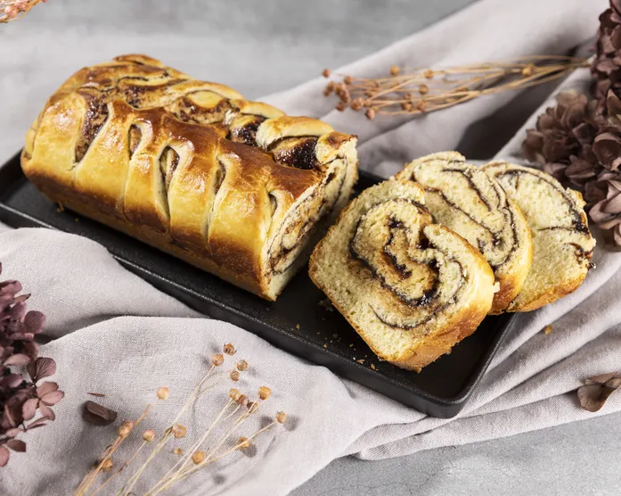Brioche mit Pflaumenfüllung