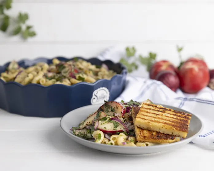 Fruchtiger Nudelsalat mit Grillkäse