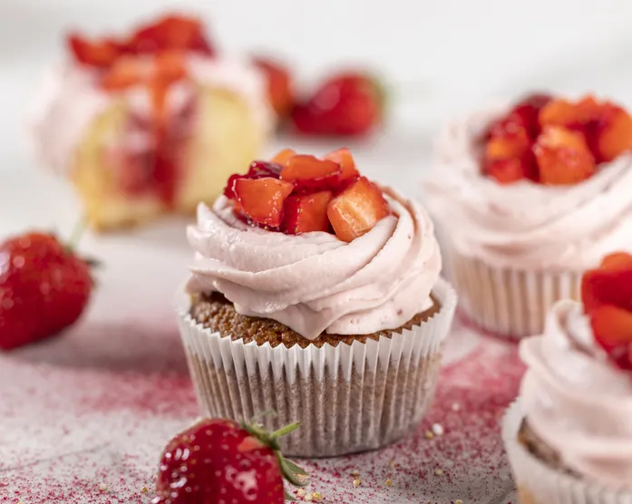 Erdbeer Cupcakes mit Fruchtfüllung und Erdbeernest