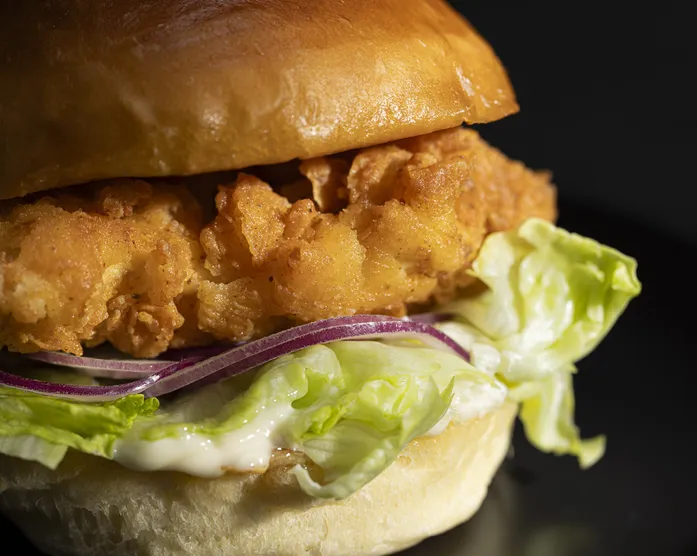 Crispy Chicken Burger mit Kartoffel-Bun