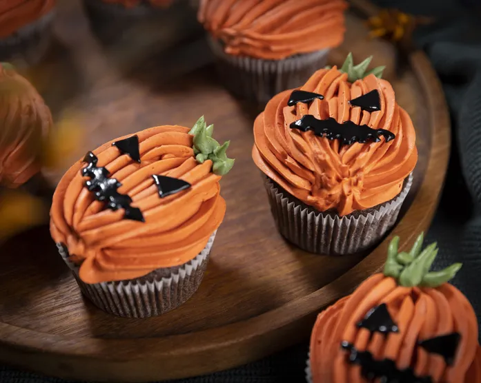 Halloween Kürbis Cupcakes / Schoko Muffins mit gruseligem Topping