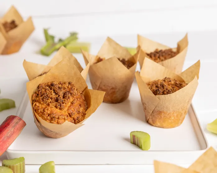 Rhabarber XXL Muffins mit Haselnuss Crumble
