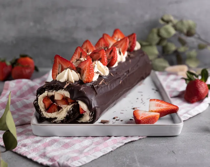 Schokoladen Biskuitrolle mit Erdbeeren