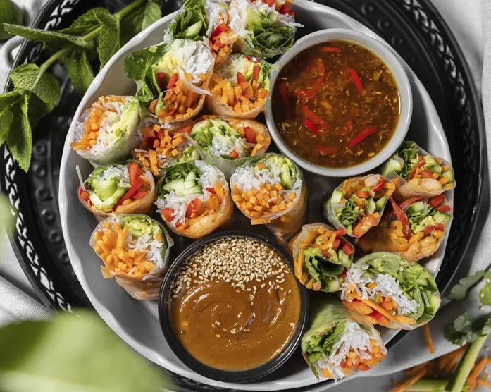 Sommerrollen mit Dip / vietnamesische Vorspeise mit Garnelen / Sommer Snack