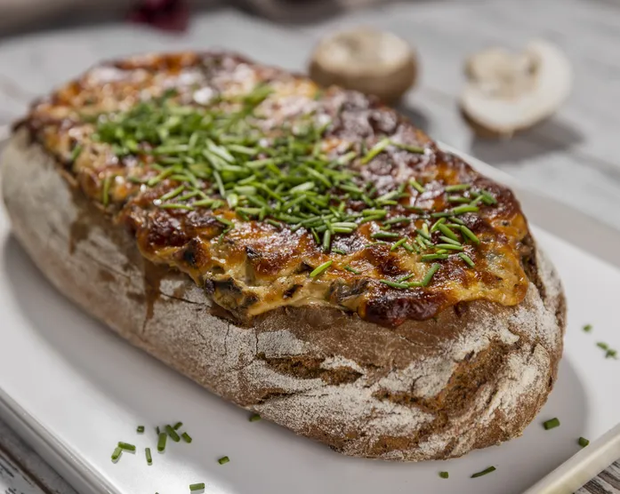 Ofenfrisches gefülltes Brot mit Champignons und Mozzarella