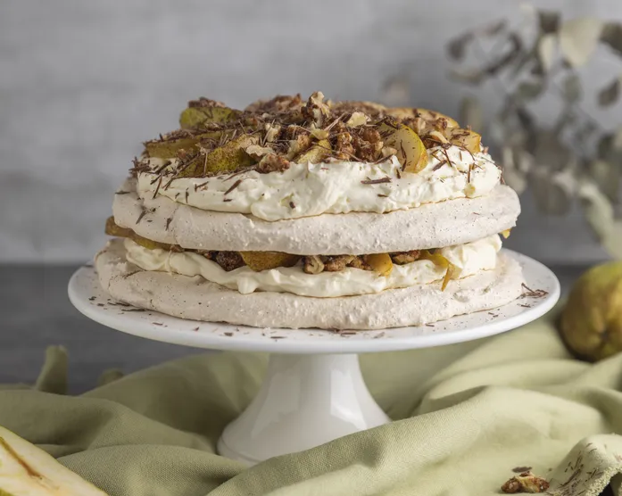 Dacquoise Baiser Torte mit Birnen