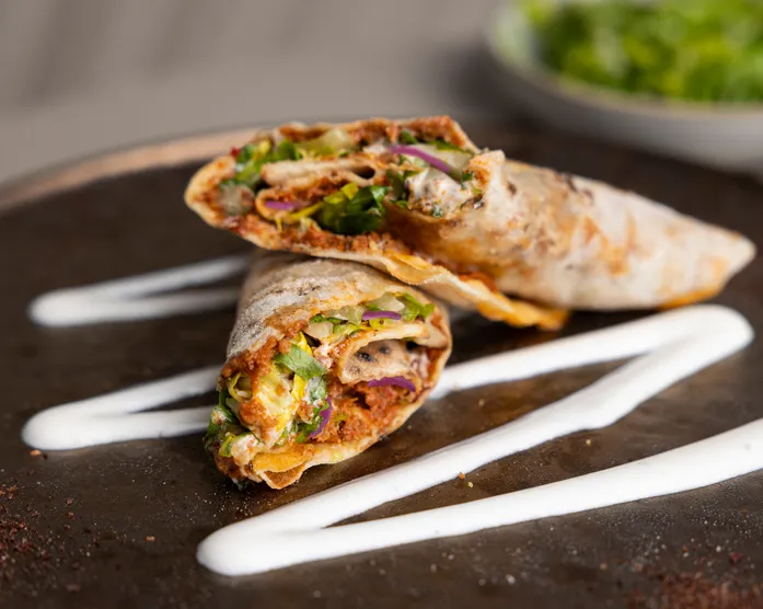 Mini-Lahmacun / mit Sumak-Zwiebeln und Zitronenjoghurt