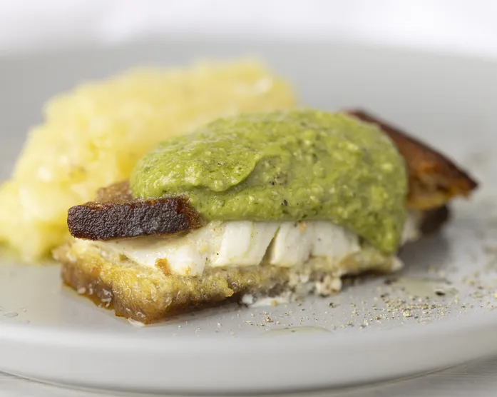 Fischstäbchen mit Kartoffelstampf und Kopfsalat-Pesto