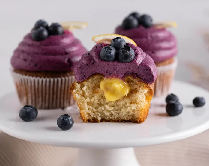 Blaubeer-Cupcakes mit Lemoncurd Füllung