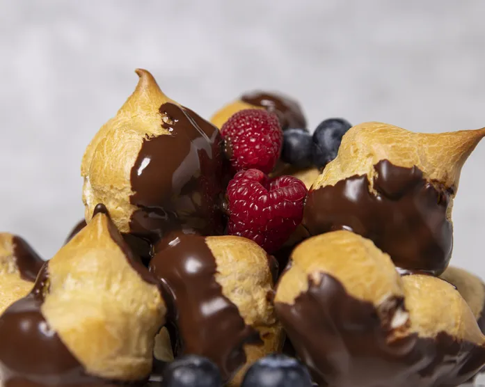 Profiteroles mit Früchten und Schokolade