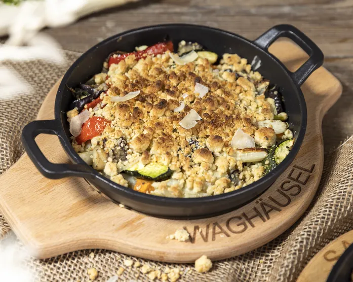 Käse Kräuter Crumble mit Gemüse