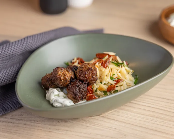 Nudelsalat mit Hackbällchen und Joghurtdip / Lunchbox Rezept