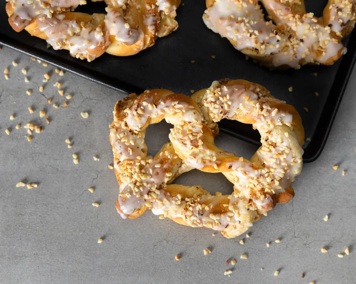 Plätzchen-Brezeln mit Haselnuss-Füllung