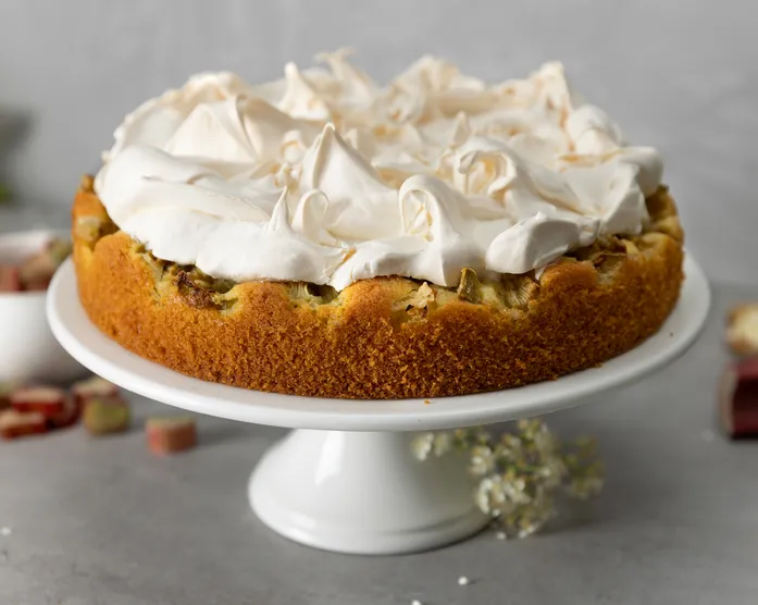 Rhabarberkuchen mit Baiserhaube / Rührteigboden