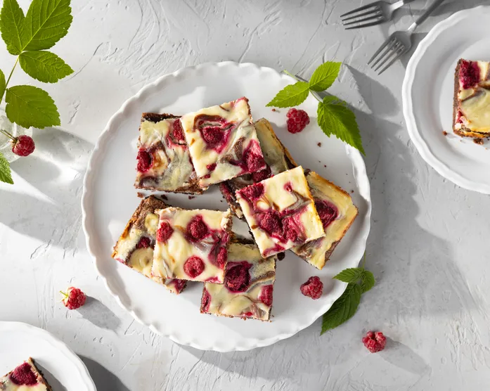 Cheesecake-Brownies mit Himbeeren